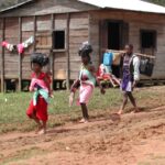 Population locale en route entre les villages