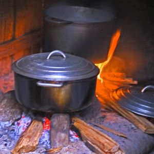 Reistopf auf dem Kochfeuer