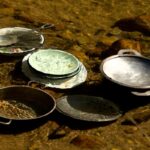 Ustensiles de cuisine dans la rivière