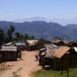 Village sur la route d'Anjanaharibe, avec le massif du Marojejy au loin