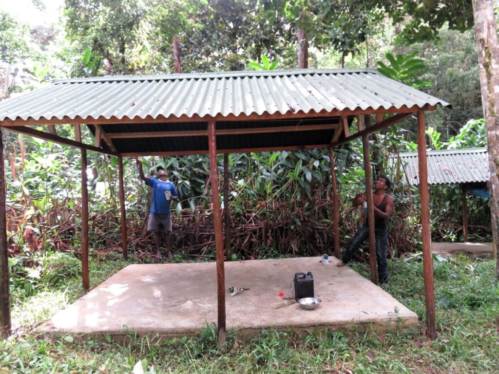 Lehilahy roa no nandoko ny andry hazo fanohanana ny toeram-pialofana misokatra izay manana gorodona beton sy tafo vy mitafo fanitso .