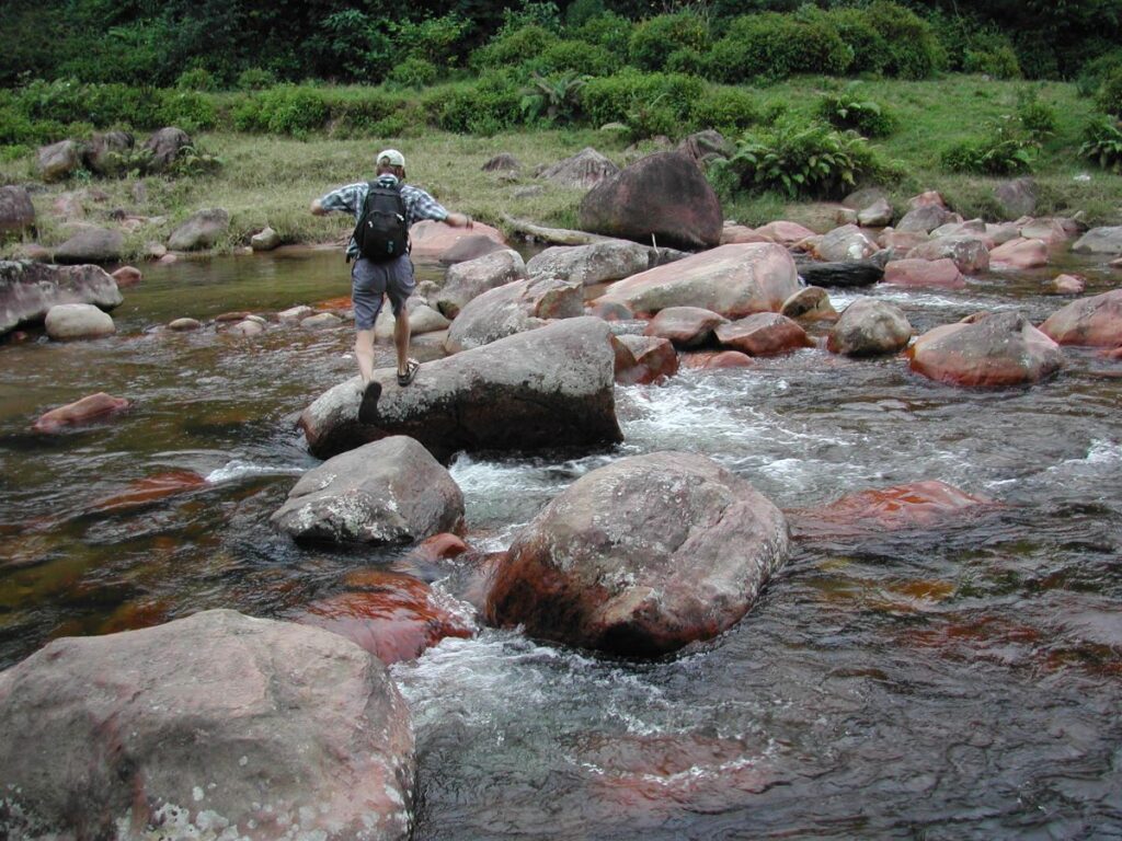 Nisy lehilahy iray nitsambikina avy teo amin'ny fehezam - bato iray ho any amin'ny iray hafa, mba hiampita renirano midadasika.