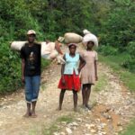 Villageois locaux marchant sur une route traversant la réserve