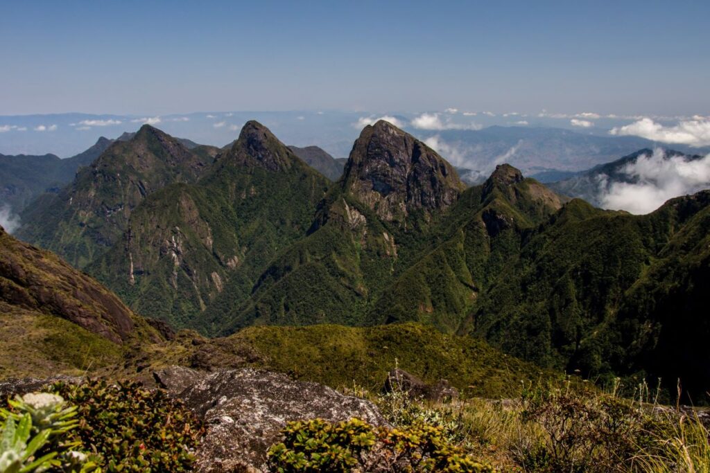 Ireo tendrombohitra mikitoantoana sy mitovy amin'ny nify miaraka amin'ireo hantsam-bato mikitoantoana dia mitsangana eo amin'ny lanitry ny lanitra, mamakivaky lohasaha lalina.